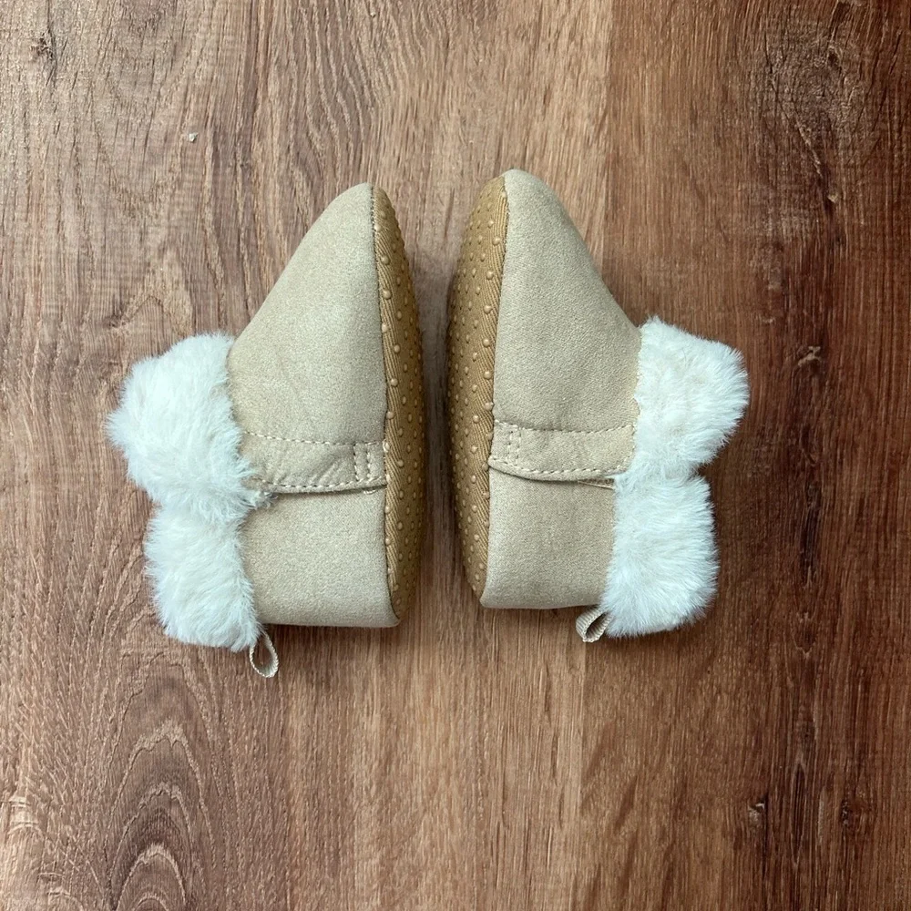 Old Navy baby girl taupe fur suede crib shoes size 3-6 months or size 2